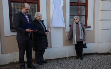 Slavnostní odhalení nové pamětní desky na bývalé radnici